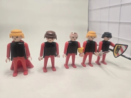 Playmobil  Vintage Geobra 1974 Red Black  lot of 5 figures 1 cape sword shield