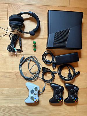 Microsoft Xbox 360 S 4GB schwarz, Wi Fi, HDMI, 3 Controller, Headset, Kabel