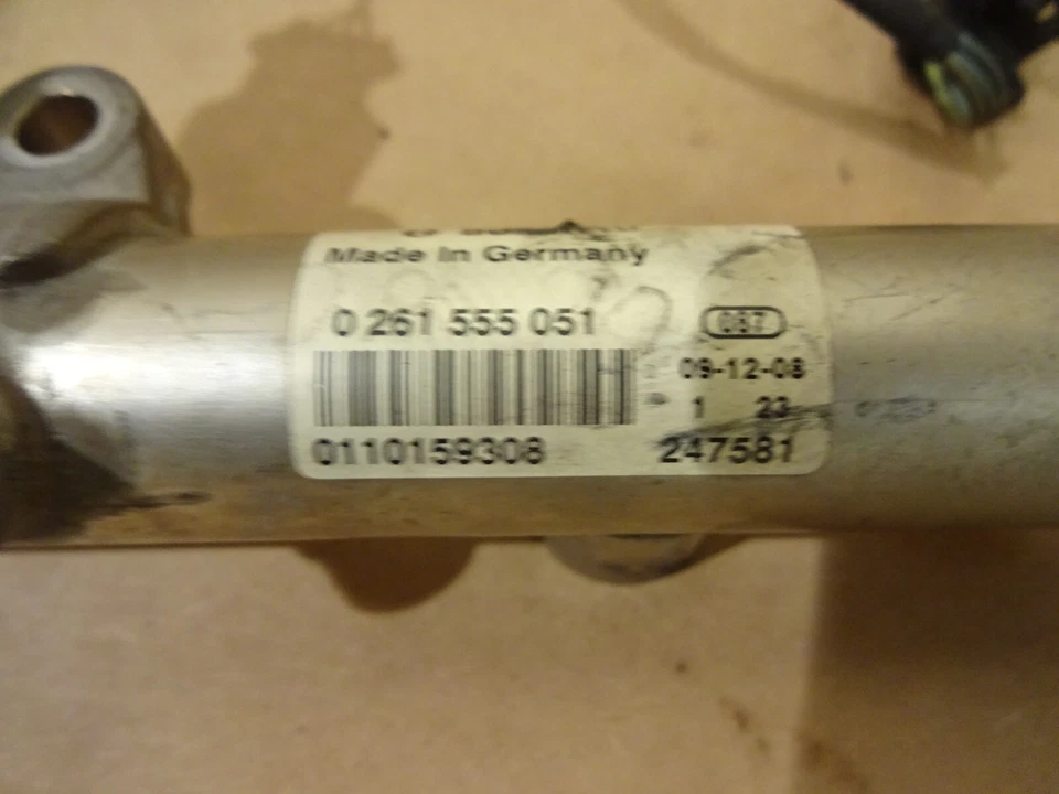 Riel de inyección de combustible Ferrari California / sin inyectores - P/N 247581 Foto 2 de 4