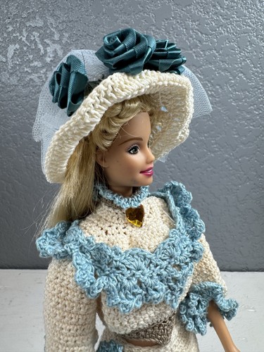 Abito vintage fatto a mano all'uncinetto, Barbie? Bambola, bellissimo vestito panna/marrone/blu - Foto 14 di 24