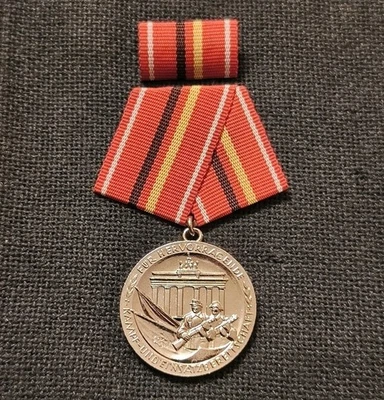 Auszeichnung DDR: Verdienstmedaille der Kampfgruppen in Silber mit Spange - Bild 1 von 4