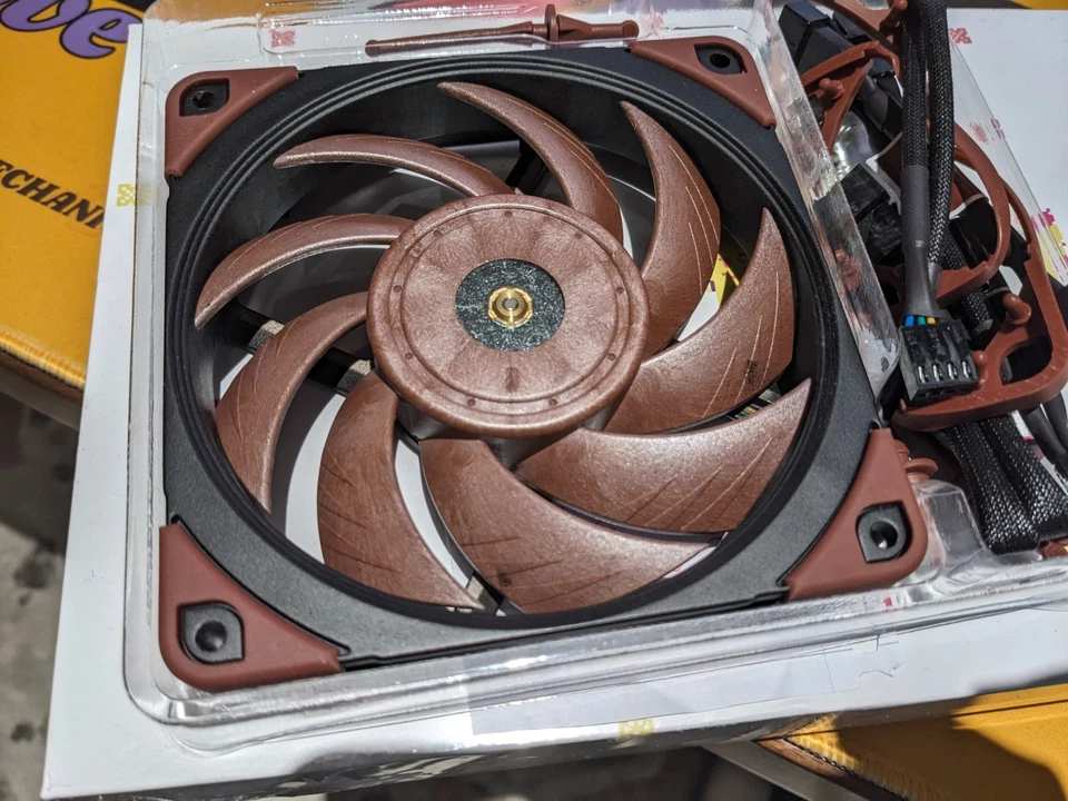 Ventiladores Noctua NF-A12x25 pintados a medida Foto 2 de 4
