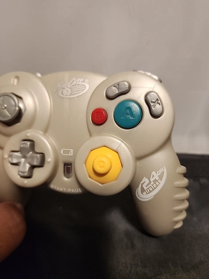 Silver/pearl Mad Catz GameCube 2.4ghz Wireless Controller Untested.NO DONGLE - Image 3 of 4