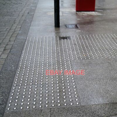 FOTO TAKTILE PFLASTERECKE QUEEN STREET UND PAUL STREET EDELSTAHL ST