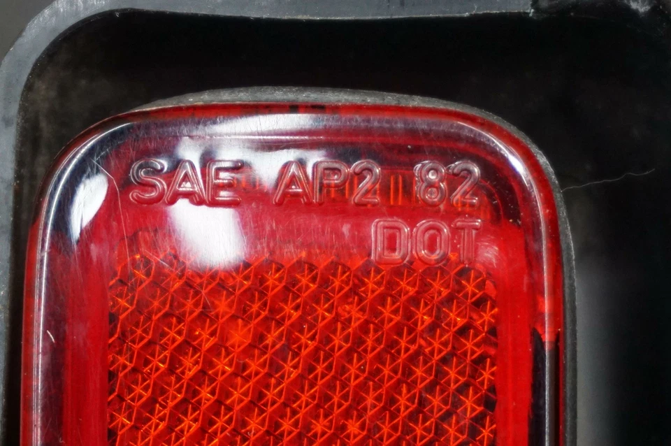 Luz de señal de giro marcador trasero derecho roja 94463142600 OEM Porsche 944 1984-91 Foto 4 de 4