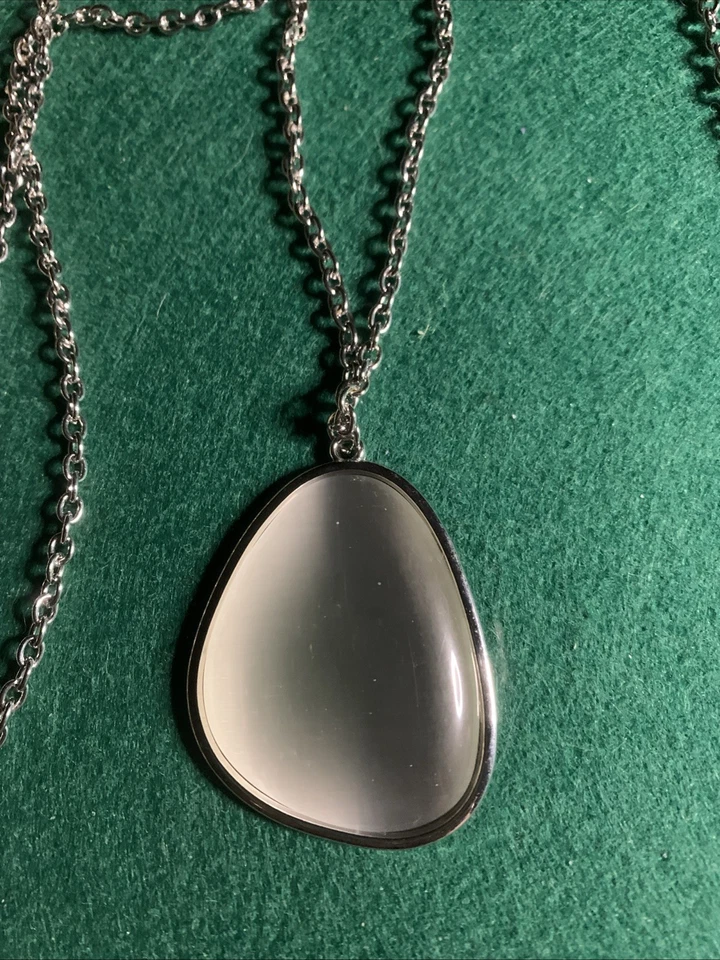 Hermosa cadena de buceo con colgante de piedra blanca. "La cadena es de 23""" Foto 2 de 2