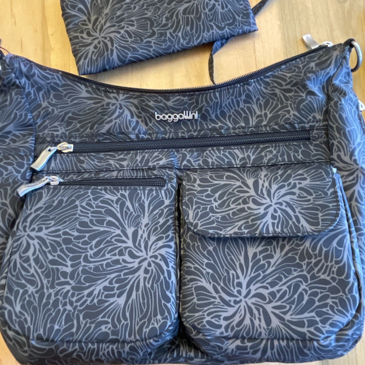 Baggallini Modern Everywhere Bag New W Tags.. Midnight Blossom