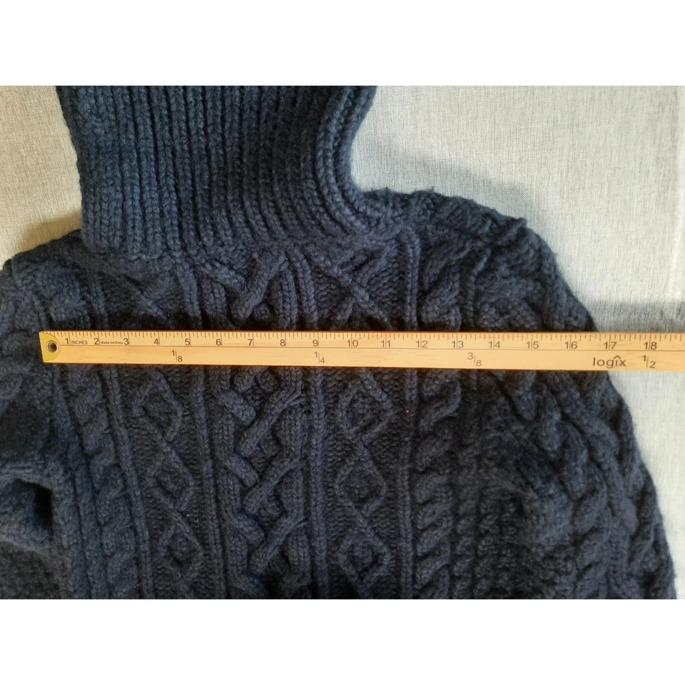 Suéter Banana Republic azul marinho malha robusta lã reciclada gola alta médio - Imagem 2 de 4