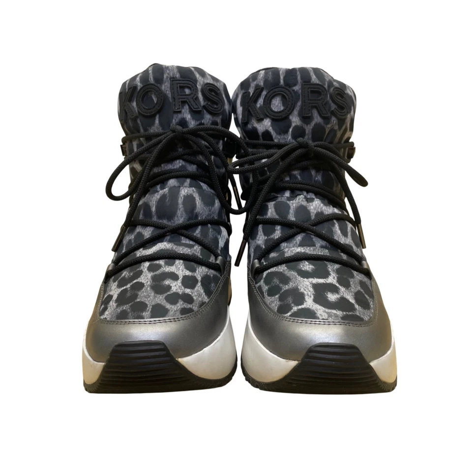 Botas femininas Michael Kors de cano alto com estampa de leopardo preto e cinza aprox. Tamanho 8/8,5 - Imagem 2 de 4