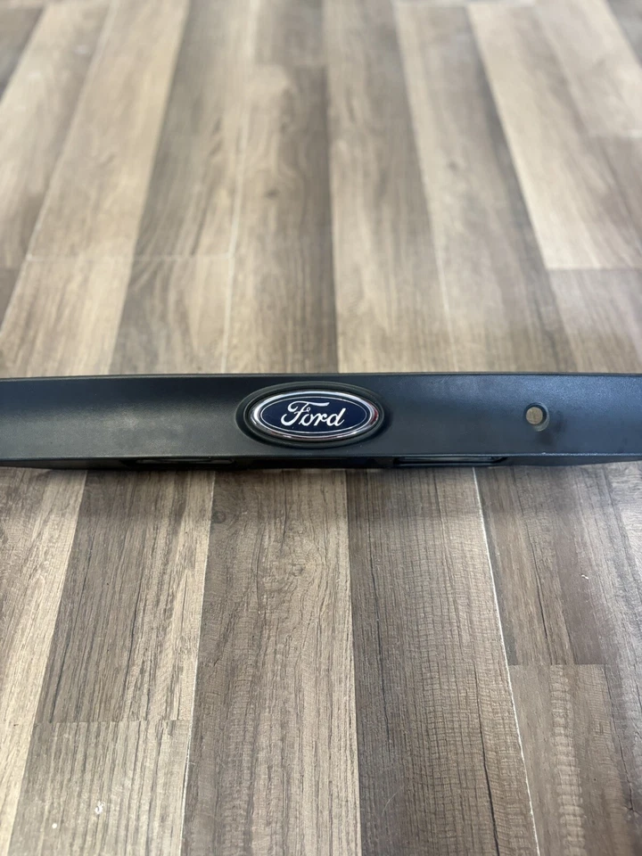 ⭐️99 00 01 02 03 04 05 06 07 FORD FOCUS TAPA MALETERO TRASERO EMBLEMA INSIGNIA USADO OEM Foto 2 de 4