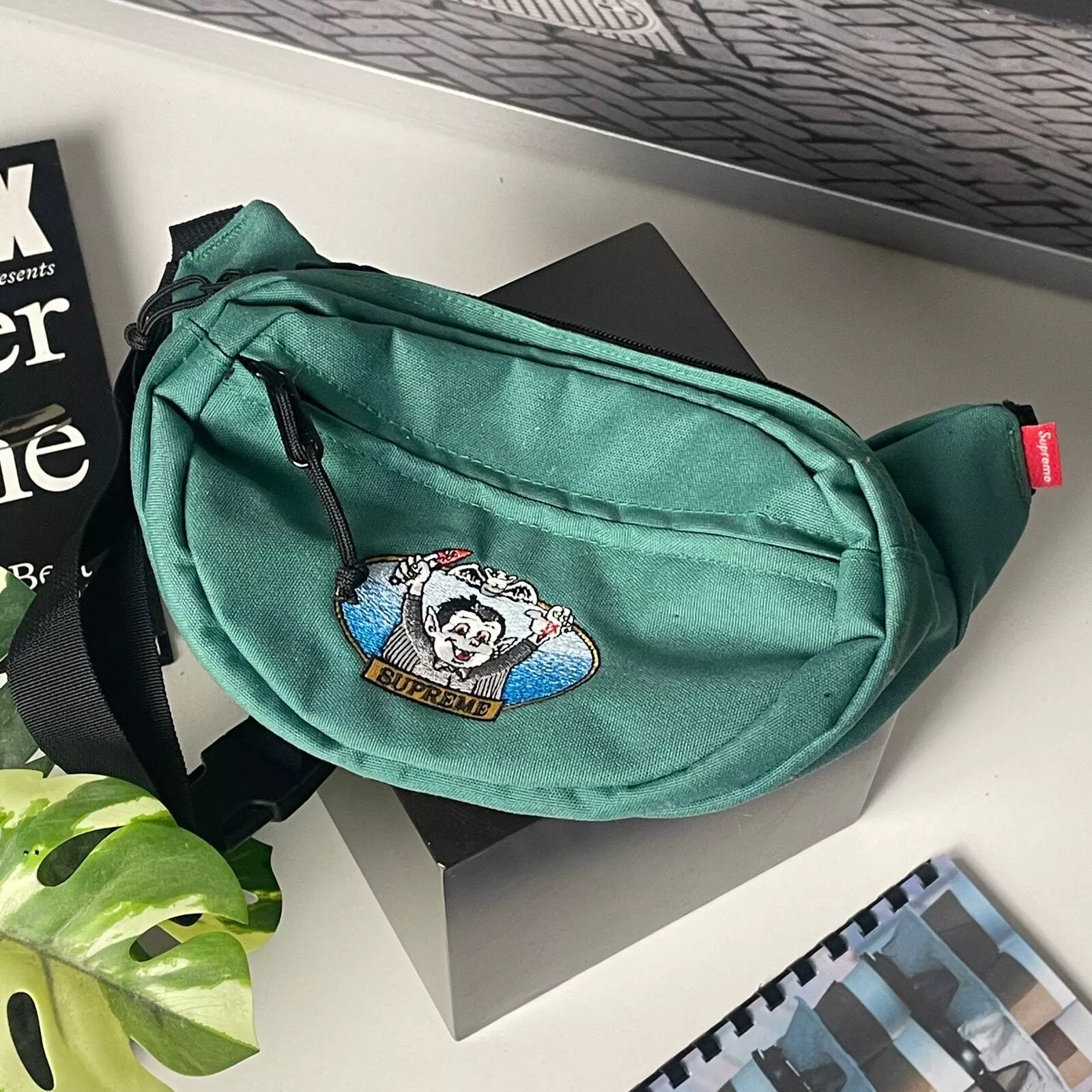 Sac taille vert Supreme vampire boy SS21