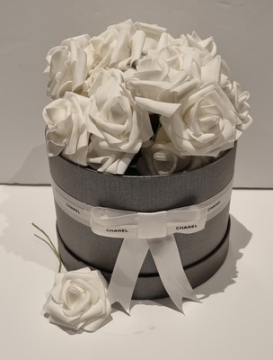 CHANEL Kunstrosen mit Band weiß Box Blumenstrauß 
