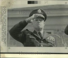 1975 Press Photo General Omar Bradley, Five-Star General Salutes - nom06979