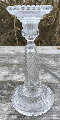Bougeoir en verre sur pied colonne taillé torsadé - Photo 1/4