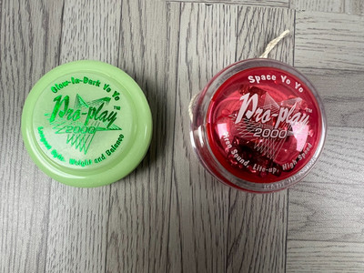Pro-Play 2000 Yo-Yo x 2 - Glow In the Dark - Pink Space Yo-Yo - mit Schnur