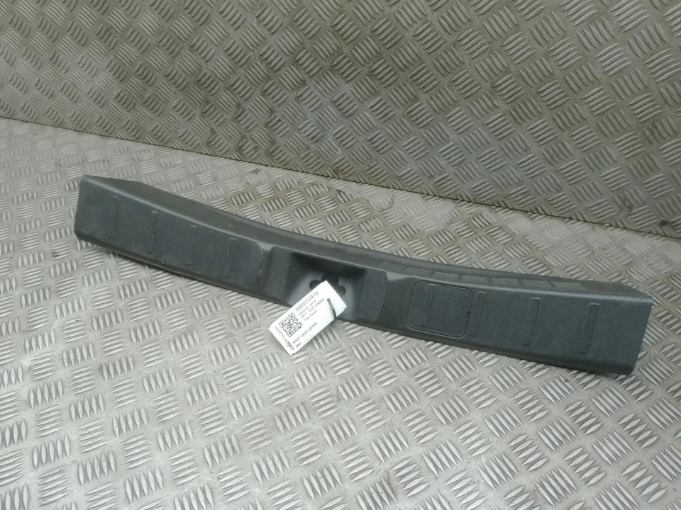 MITSUBISHI OUTLANDER BOOT LOCK COVER TRIM PANEL 7240A135 MK3 2015 - 2018 — 第 2/4 张图片