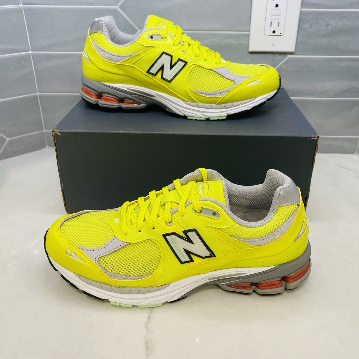 - New Balance 2002R Yellow Lime M2002RLC Men\'s Size 8 women\'s 10 Running New Balance 2002R  main image 2