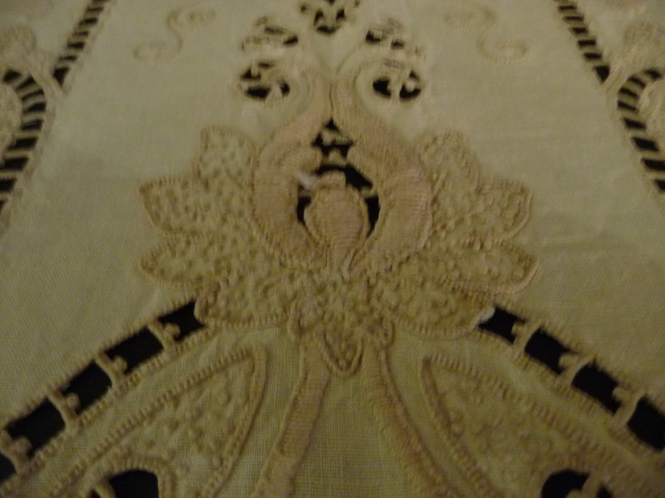 Linge ancien Chemin de Table   avec broderies de fleurs et dentelle   ( ref 34 ) - Photo 4/4