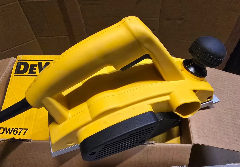 CLEARANCE! 110V Dewalt planer DW677L - Image 2 of 4