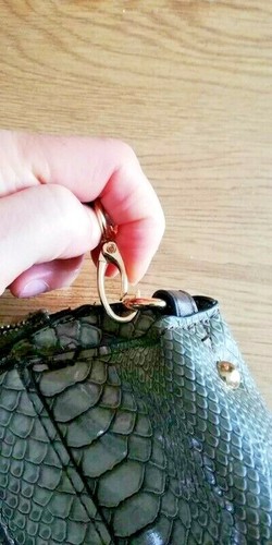 Borsa Carpisa pitonata verde/grigio con tracolla maniglie e finiture marroni - Foto 4 di 6
