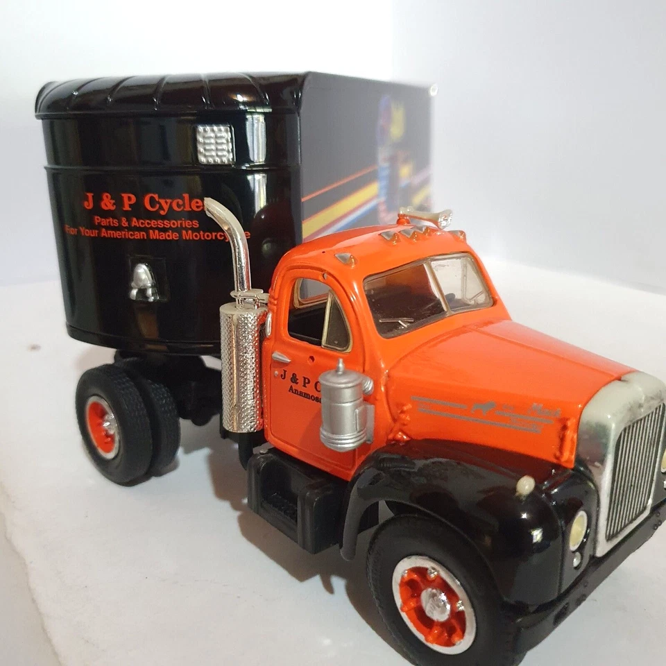 Tractor y remolque Mack modelo B-61 1960 de First Gear, J&P Cycles escala 1:34 Foto 4 de 4