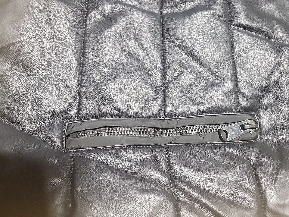 Chaleco acolchado forrado de cuero sintético con capucha Marc Anthony talla mediana Foto 4 de 4