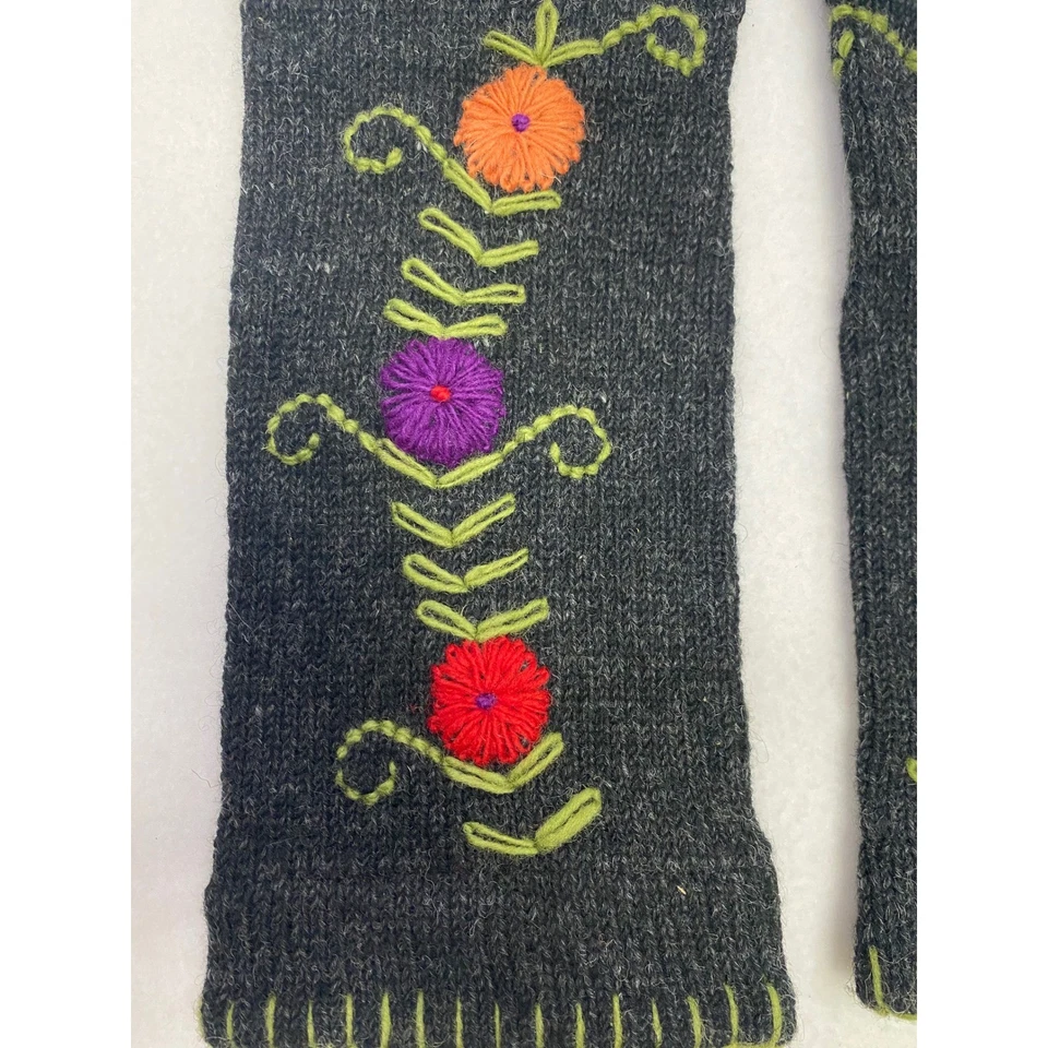 Calentadores de brazo de lana hechos a mano Lost Horizons Nepal bordado floral borde verde para mujer Foto 4 de 4