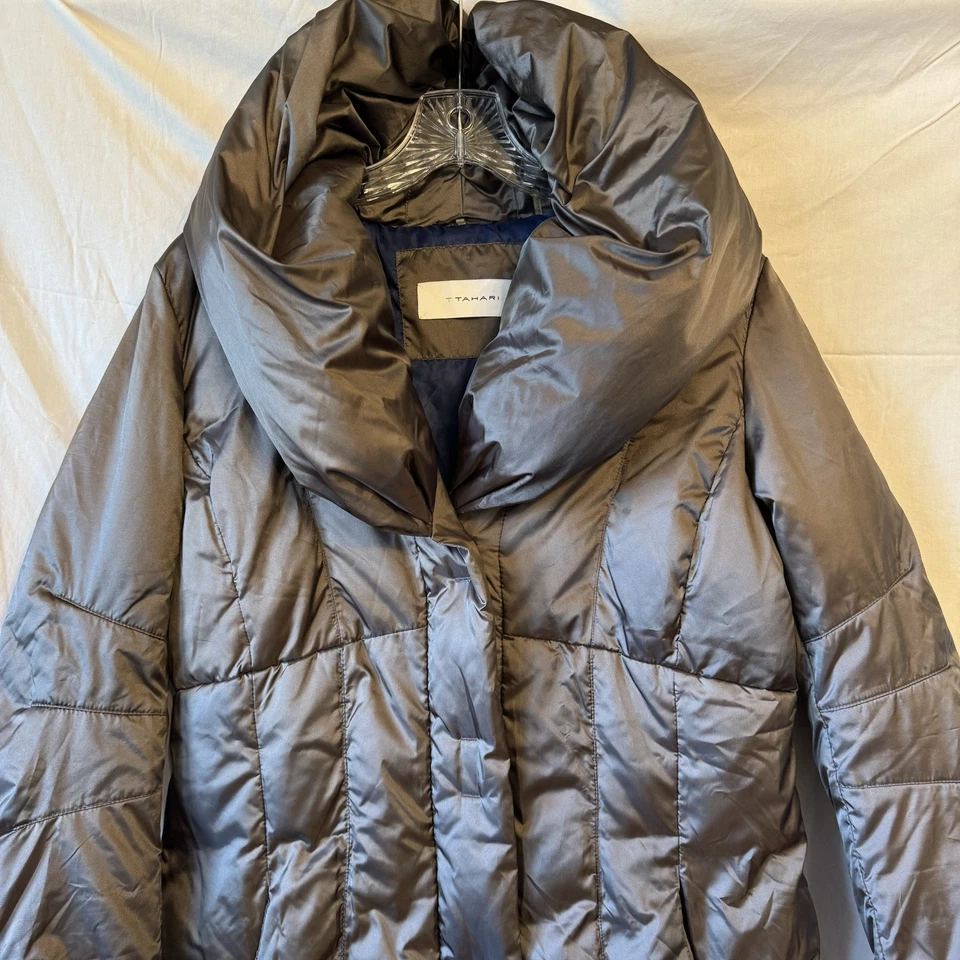 Abrigo parka largo acolchado con capucha a presión marrón con cremallera Tahari para mujer dobladillo con volantes mediano Foto 3 de 4