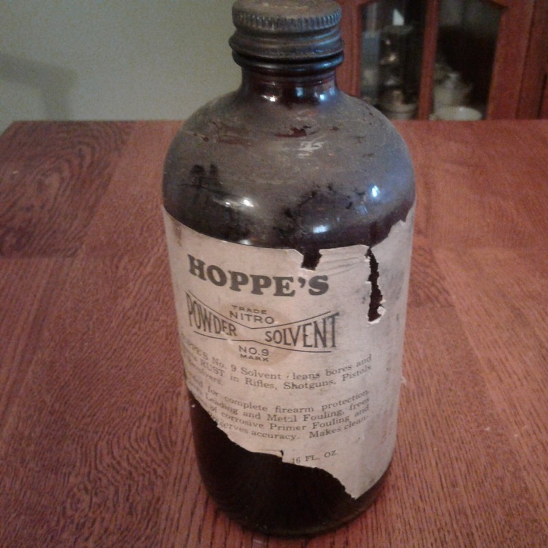 HOPPE'S 1940 NITRO POWDER SOLVENT NO. 9 TRADE MARK 16 Fl. OZ. 3/4 FULL U.S.A.