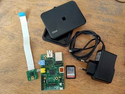 Raspberry Pi Model B Rev2 700MHz 512MB + SD-Karte 32GB  Kamera Netzteil Gehäuse