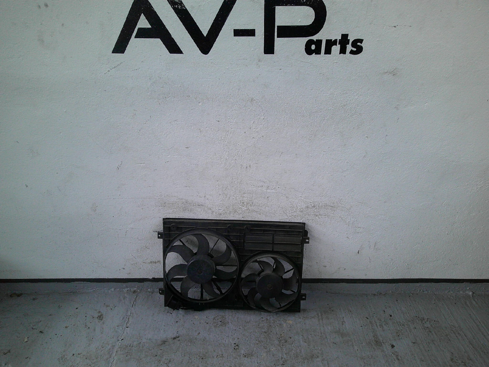 Orig. VW Golf 5 Lüfterzarge inklusive Lüftermotoren 1K1121207AA