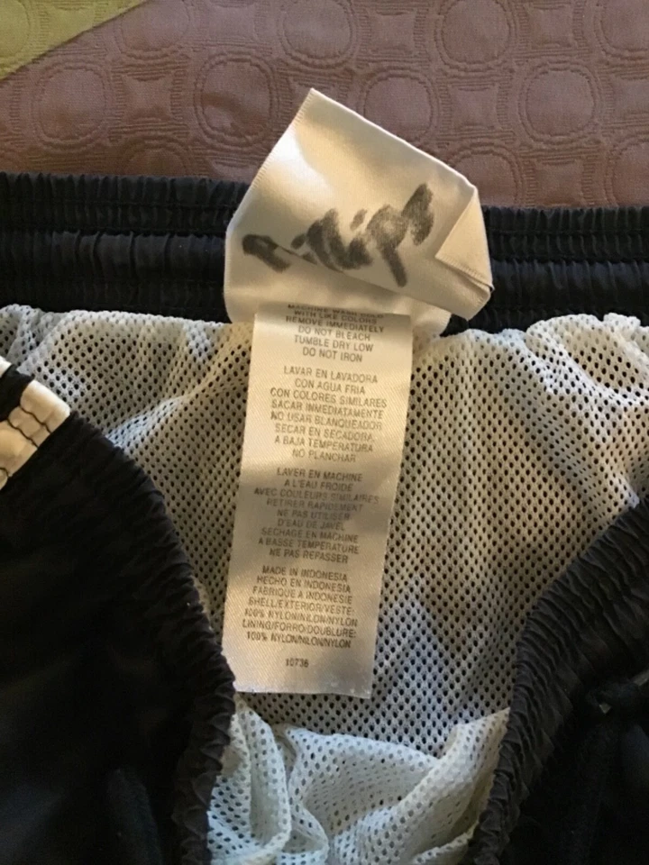 Bañador Adidas Juvenil Pequeño Blanco y Negro Con Forro Usado en Excelente Condición Foto 3 de 4