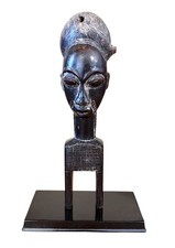 #213 Vecchia puleggia Baule Heddle con testa femmina Costa d'Avorio 10" H con supporto