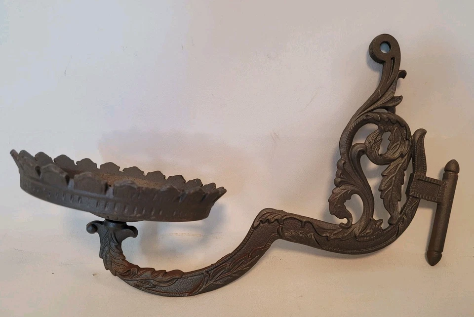 Antiguo soporte de lámpara de aceite/queroseno de hierro fundido Salvage, sin montaje en pared gris con óxido Foto 2 de 4