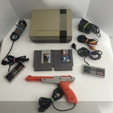Nintendo NES Console Bundle 2 Controllers Zapper Games Cleaned  Tested