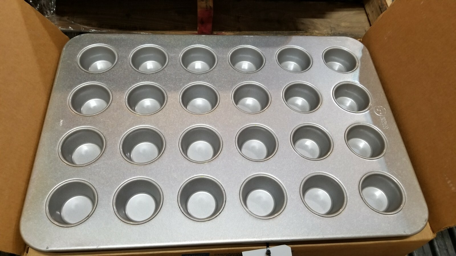 Bundy Chicago Metallic Bakeware 45605 glazed 24-cavity Cupcake / Muffin Pan 560d