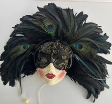 Vintage Ton Kunst Keramik Maske Dame mit Spieluhr schwarz Pfauenfedern Wanddeko