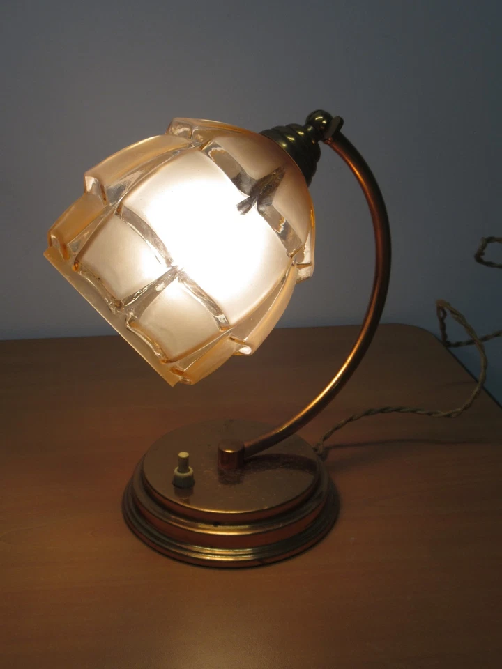 ANCIENNE LAMPE VEILLEUSE ART DÉCO EN CUIVRE ET VERRE DÉPOLI ROSE - Photo 2/4
