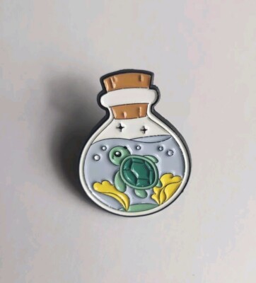 Épinglette émaillée (pin's) Design Tortue De Mer, Milk Mug Designs, Neuve