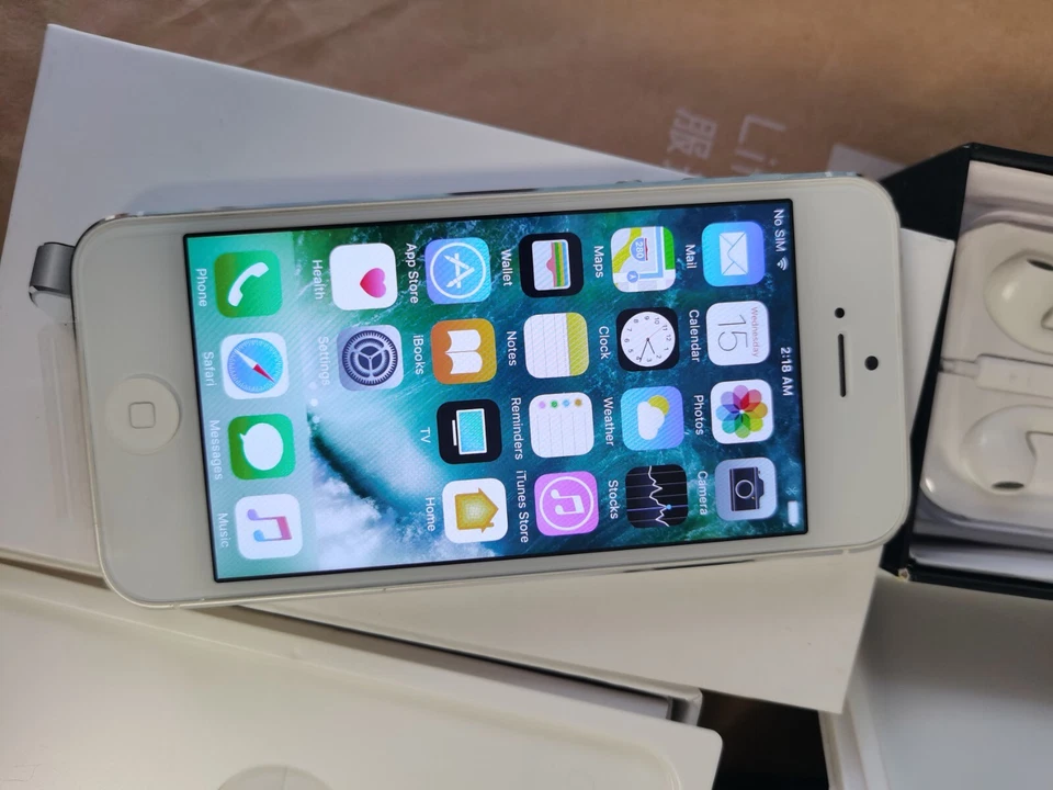 Apple iPhone 5 - 64GB - White & Silver (Unlocked) A1429 (GSM) - Image 3 of 4