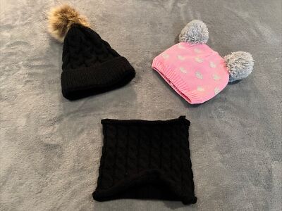 Zweimal Mütze + 1x Schal für Mädchen Schwarz und Rosa mit Bommeln Gr. 68 46 cm