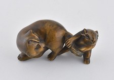Antico Netsuke giapponese in legno di bosso, topo che tira coda di gatto, firmato
