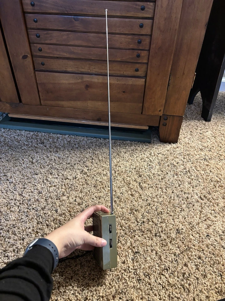 Radio transistor de estado sólido RCA vintage años 60 - sin probar para piezas Foto 3 de 3