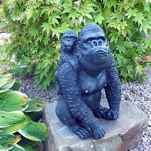 Steinfigur Gorilla mit Baby Stein Affe massiver Steinguss Gartenfigur