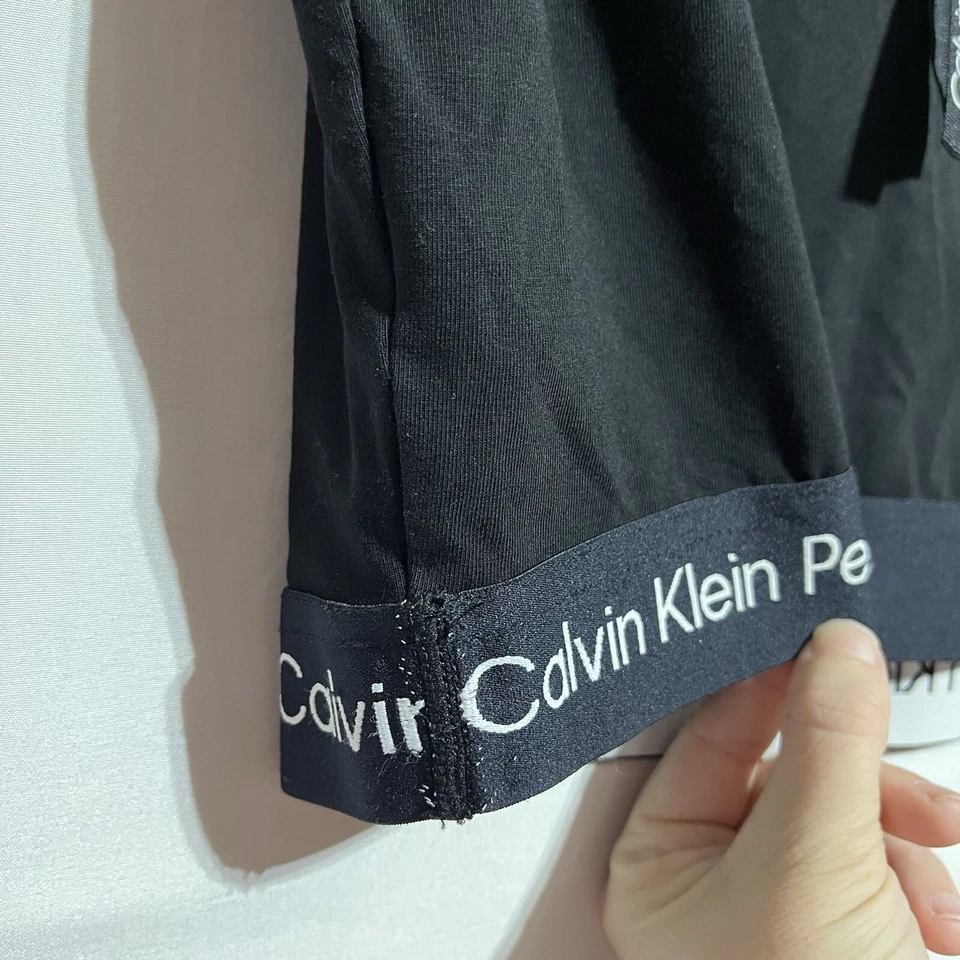 Top Calvin Klein para mujer M negro calce moderno corto rendimiento atlético Foto 3 de 4