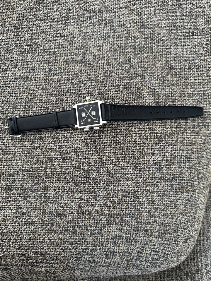 Relógio Dom de balcão de golfe Domatic Score & Cie padrão tom dourado Suíça - Imagem 3 de 4