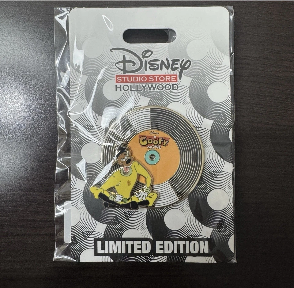 Prendedor Powerline Disney Destination D23 2025 Vinilo Serie A Goofy Película en mano Foto 2 de 3