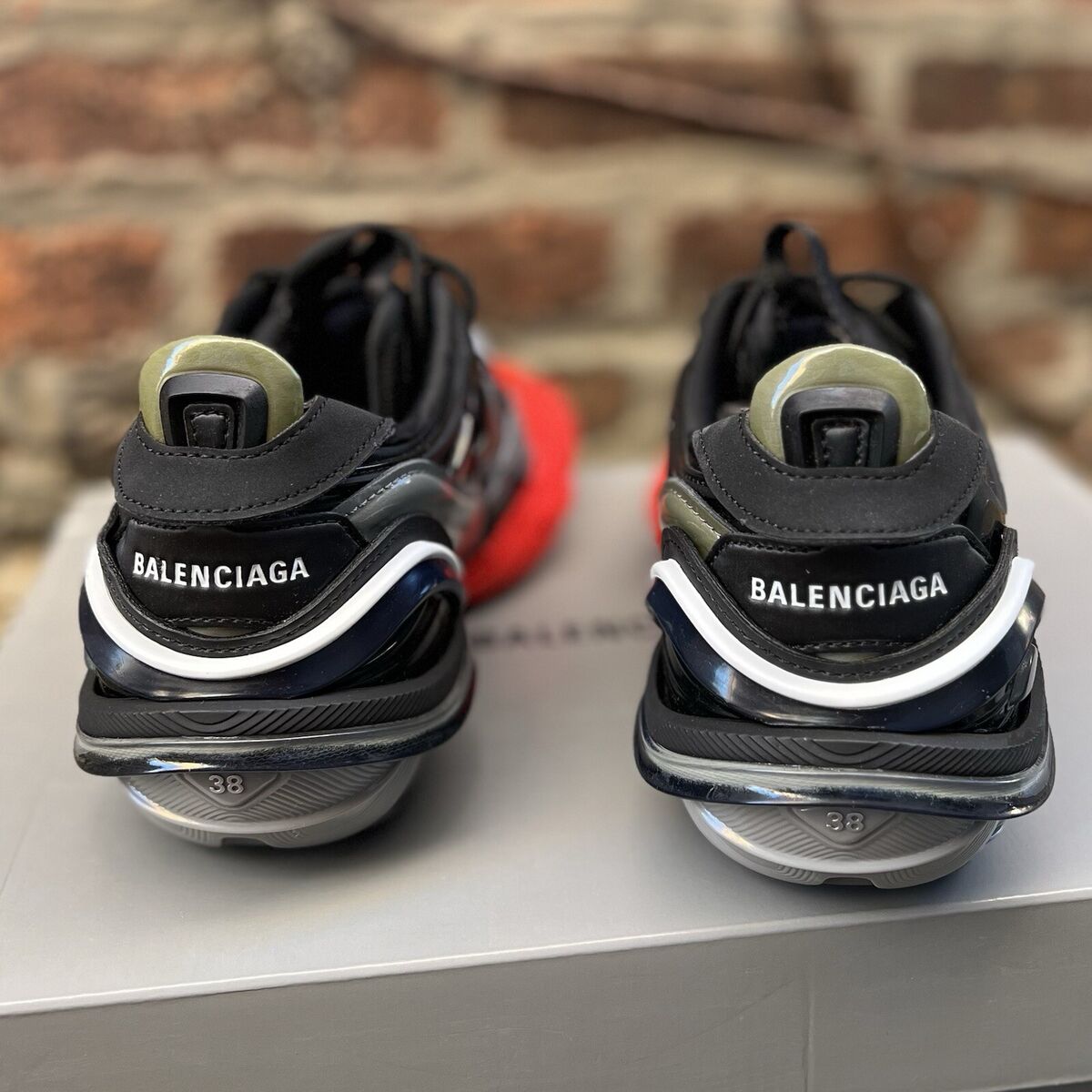 NEW Size 38 Balenciaga Unisex Black Red Low Top Leather NEW Size 38 Balenciaga Unisex Black Red Low Top Leather