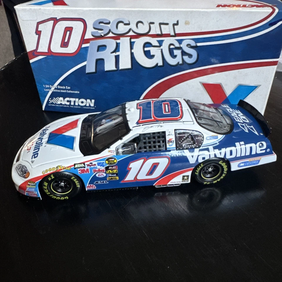 Scott Riggs 2005 Valvoline Nascar 1/24 Diecast Team Caliber Chevy #10 BANK - Image 3 of 4