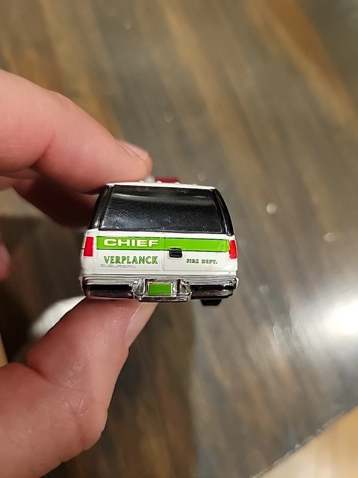 Código 3 Diecast Chevrolet Suburban City of Verplanck FD 1:64 12409 Suelto Foto 4 de 4